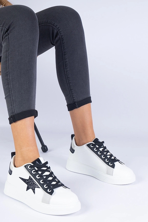 Baltos spalvos sportbačiai, dekoruoti...