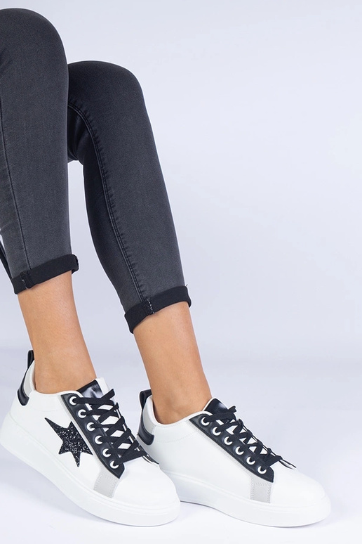 Baltos spalvos sportbačiai, dekoruoti...