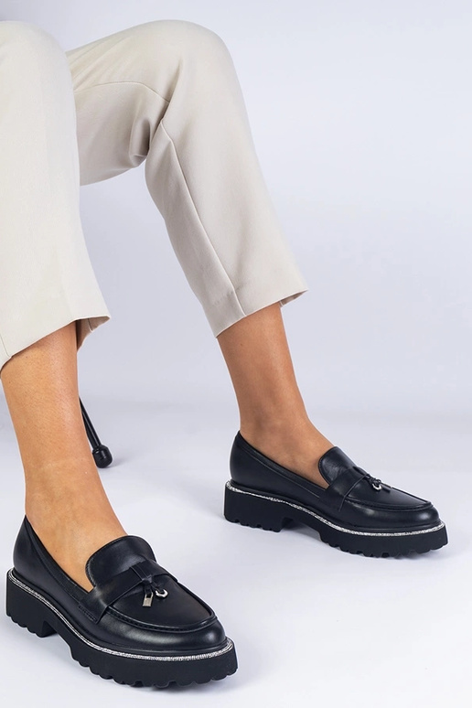 Juodi moteriški batukai su storu...