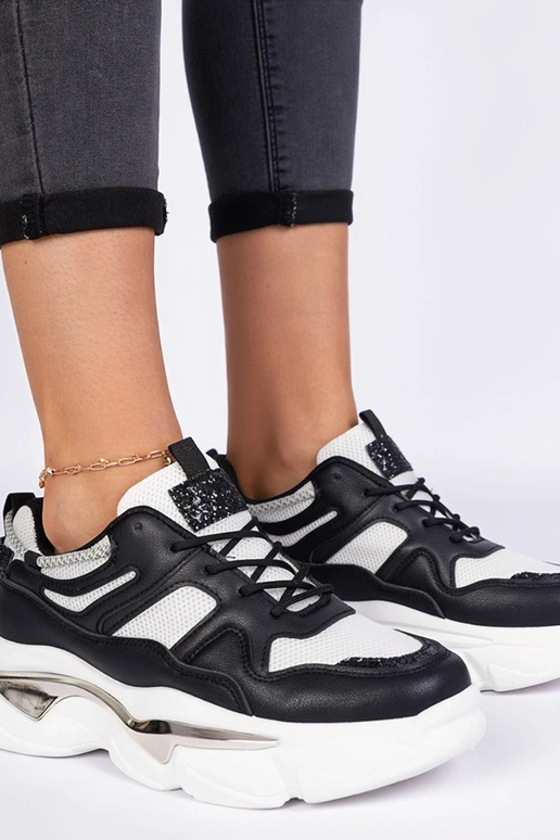 Juodi moteriški sportiniai bateliai...