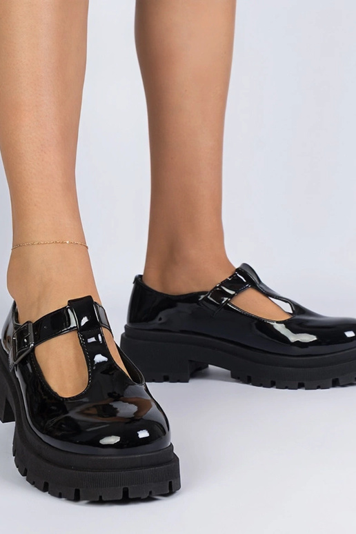 Juodi lakoti bateliai su platforma...