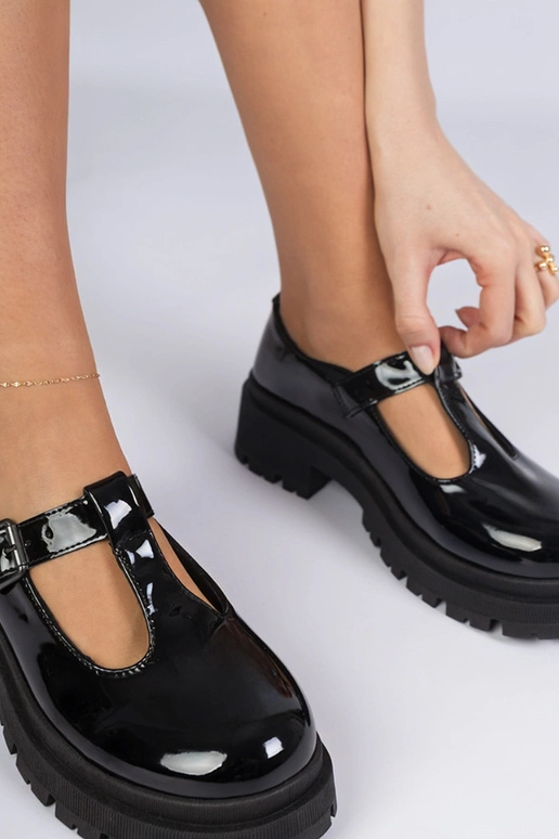 Juodi lakoti bateliai su platforma...