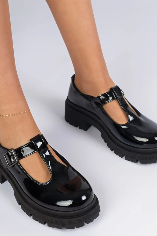 Juodi lakoti bateliai su platforma...