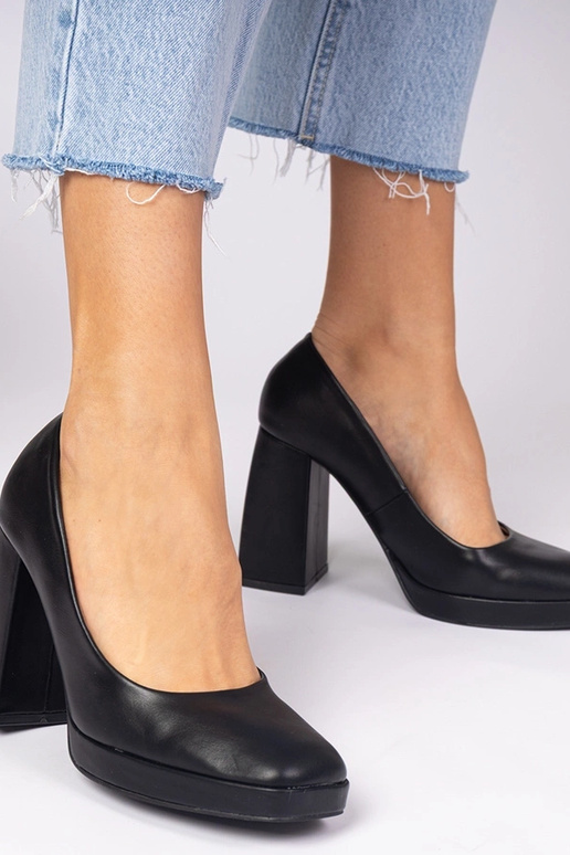 Juodi aukštakulniai bateliai su... Juodi aukštakulniai bateliai su...