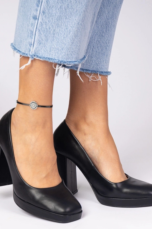 Juodi aukštakulniai bateliai su... Juodi aukštakulniai bateliai su...