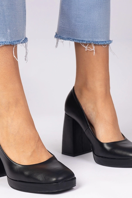 Juodi aukštakulniai bateliai su... Juodi aukštakulniai bateliai su...