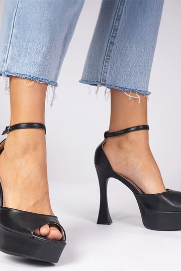 Juodi aukštakulniai... 2