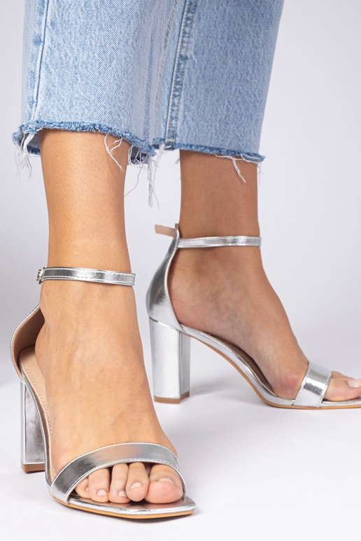 Sidabriniai aukštakulniai sandalai... Sidabriniai aukštakulniai sandalai...