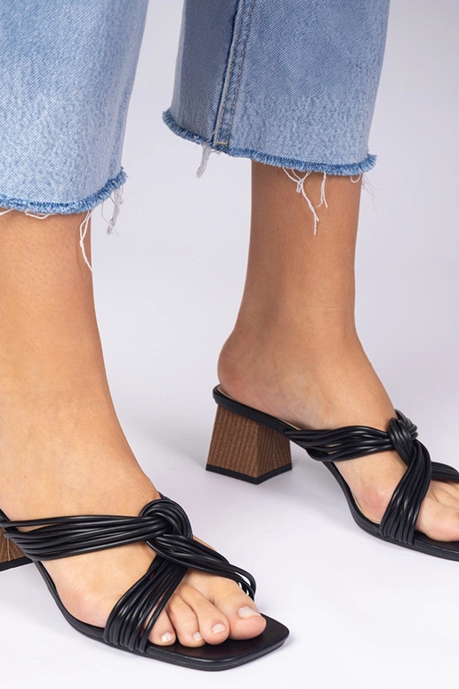 Juodos elegantiškos šlepetės ant koto... Juodos elegantiškos šlepetės ant koto...