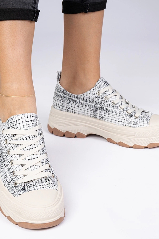 Baltai-juodi sportiniai bateliai ant...