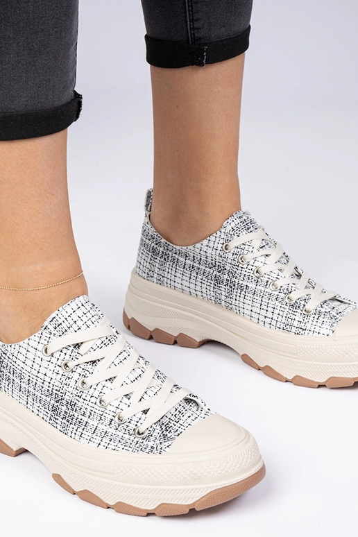 Baltai-juodi sportiniai bateliai ant...