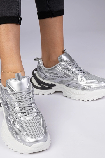 Sidabrinės sportinės sneakersai su masyviu padu Lirata