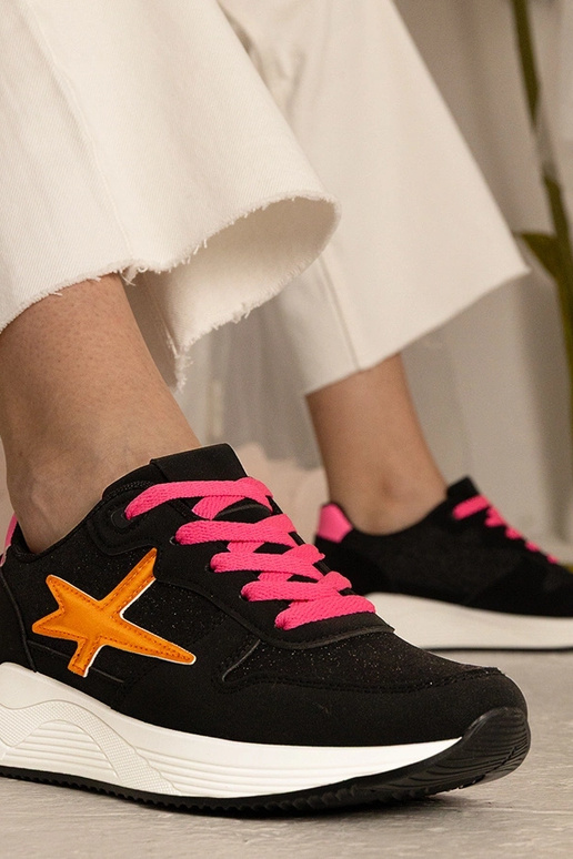 Juodi sportiniai moteriški sneakeriai... Juodi sportiniai moteriški sneakeriai...