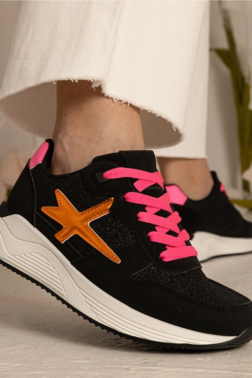 Juodi sportiniai moteriški sneakeriai... Juodi sportiniai moteriški sneakeriai...