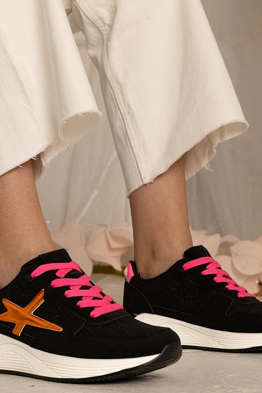 Juodi sportiniai moteriški sneakeriai... Juodi sportiniai moteriški sneakeriai...