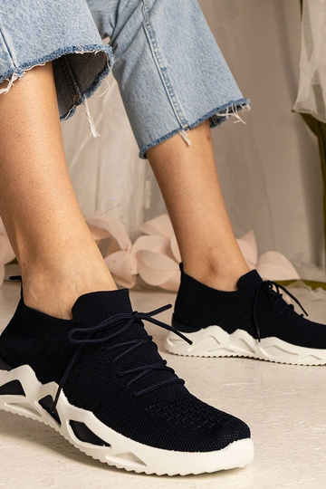 Tamsiai mėlyni sneakeriai su kojinė tipo aulu Miyana