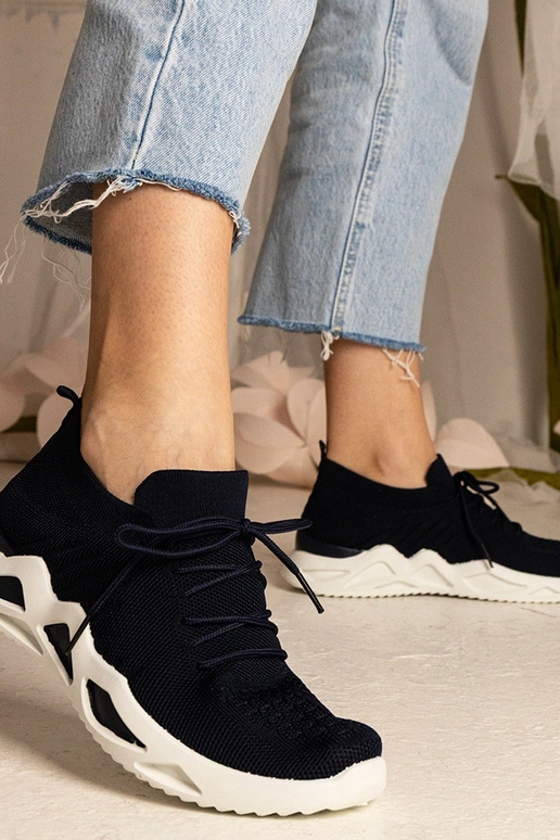 Tamsiai mėlyni sneakeriai su kojinė...