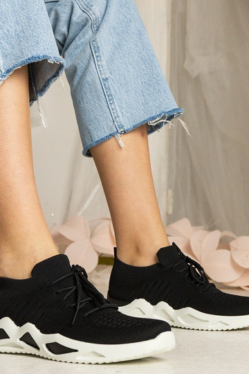 Juodi sneakeriai su kojinė...