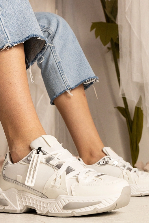 Bespalviai moteriški masyvių padų...