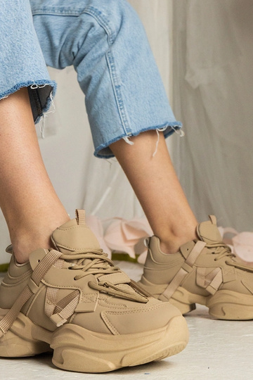 Moteriški rudi masyvūs...