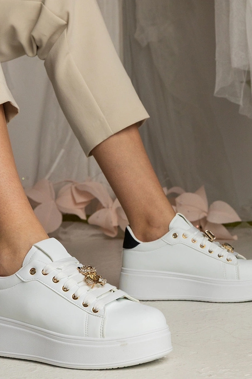 Moteriški balti ir juodi bateliai su...