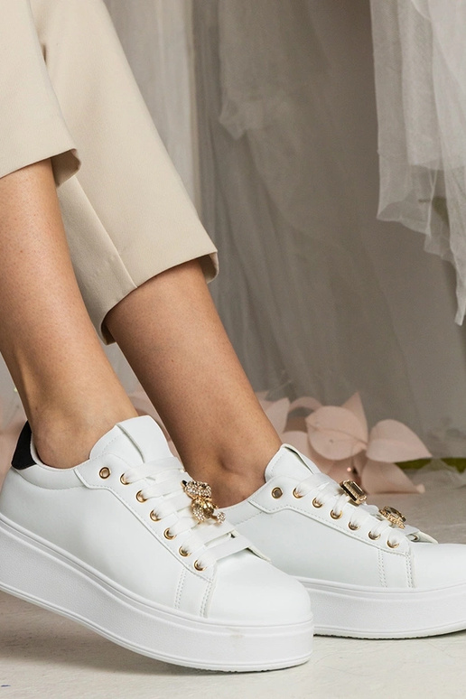 Moteriški balti ir juodi bateliai su...