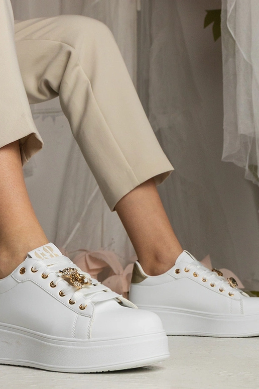 Moteriški balti ir auksiniai bateliai...