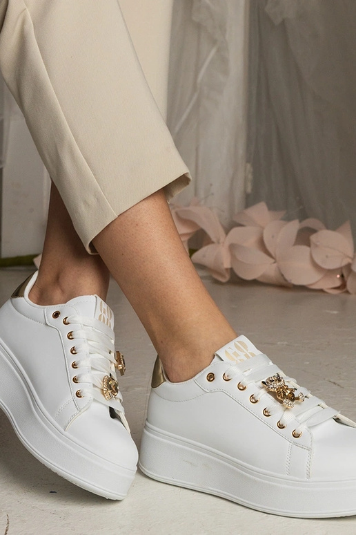 Moteriški balti ir auksiniai bateliai...