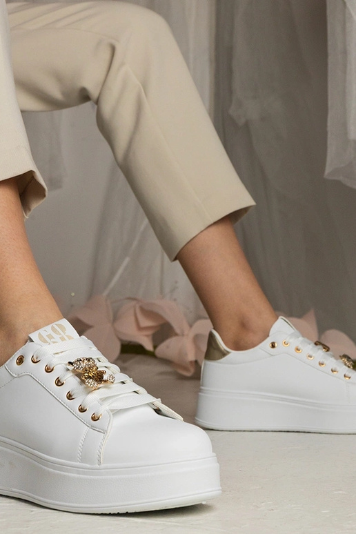 Moteriški balti ir auksiniai bateliai...