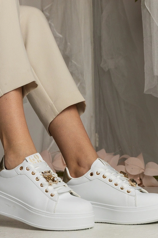 Moteriški balti ir auksiniai bateliai...