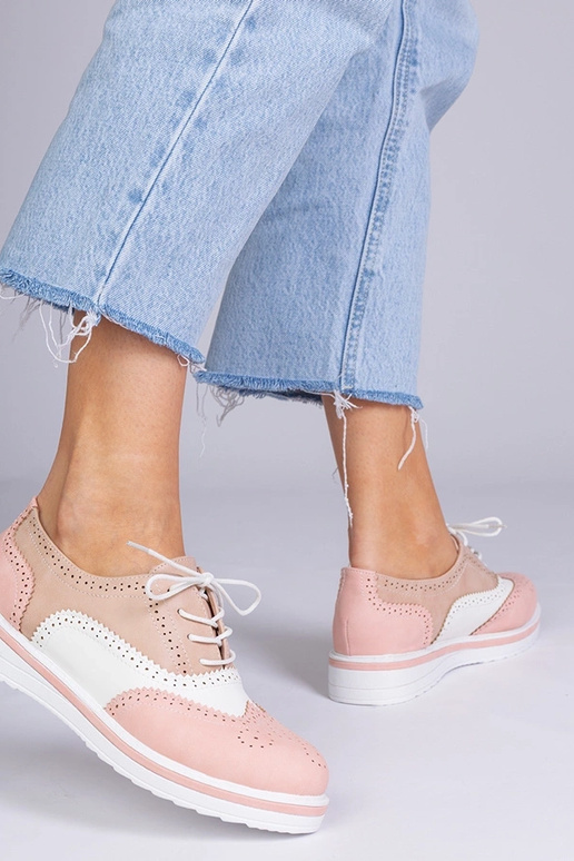 Šviesiai smėlinės šlepetės ant žemo...