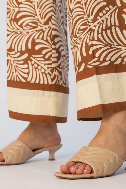 Sidabriniai sportiniai bateliai ant...