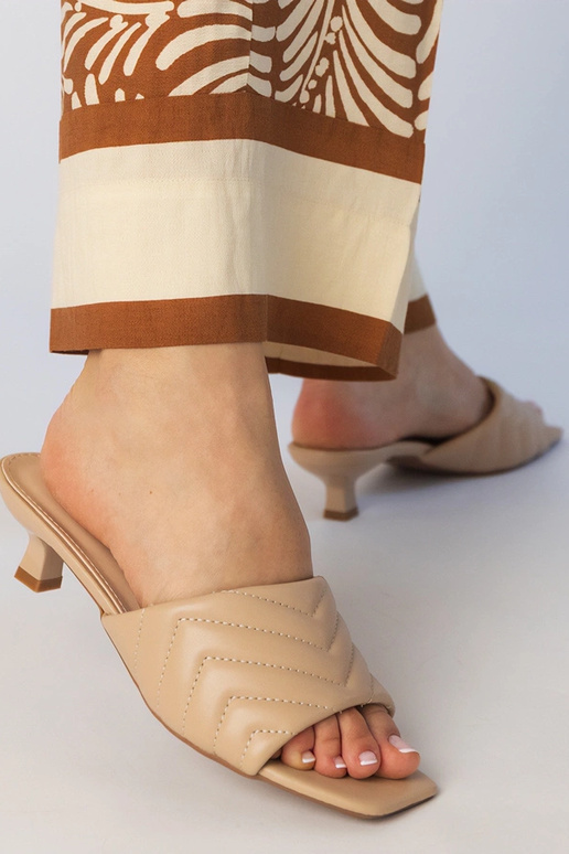 Sidabriniai sportiniai bateliai ant...