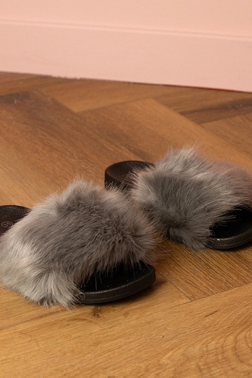 Pilkos vaikiškos šlepetės... 2