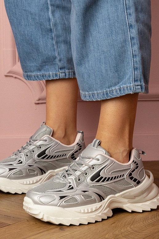 Sidabriniai moteriški sportbačiai ant... Sidabriniai moteriški sportbačiai ant...