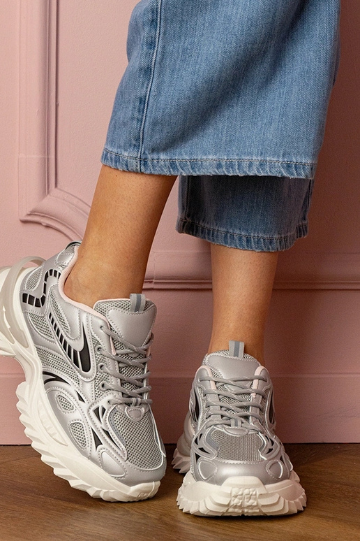 Sidabriniai moteriški sportbačiai ant... Sidabriniai moteriški sportbačiai ant...