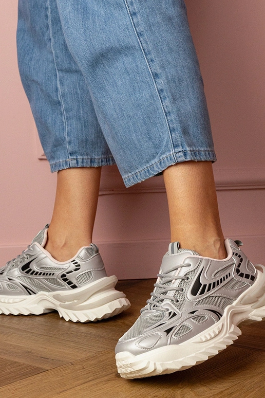 Sidabriniai moteriški sportbačiai ant... Sidabriniai moteriški sportbačiai ant...