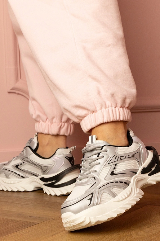 Sidabriniai moteriški sportbačiai ant... Sidabriniai moteriški sportbačiai ant...