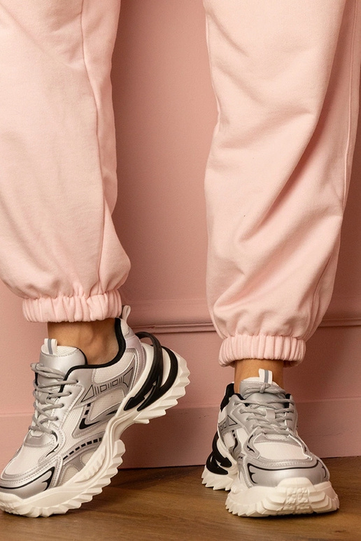 Sidabriniai moteriški sportbačiai ant... Sidabriniai moteriški sportbačiai ant...