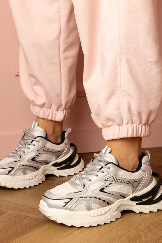 Sidabriniai moteriški sportbačiai ant... Sidabriniai moteriški sportbačiai ant...