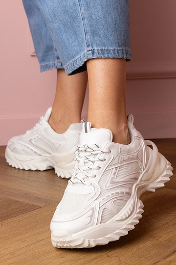 Balti moteriški sportbačiai ant storos platformos Lirana 2