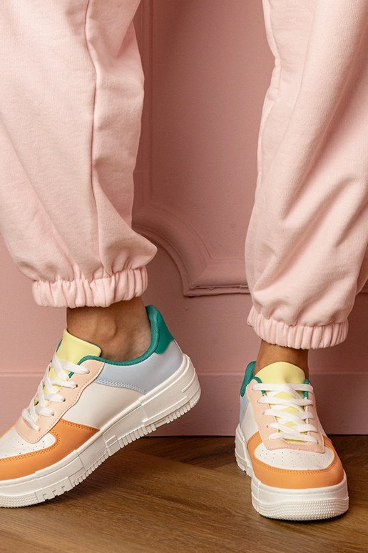 Oranžiniai moteriški sportbačiai ant... Oranžiniai moteriški sportbačiai ant...