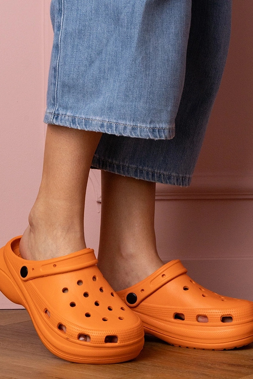 Oranžinės moteriškos uždaros šlepetės...