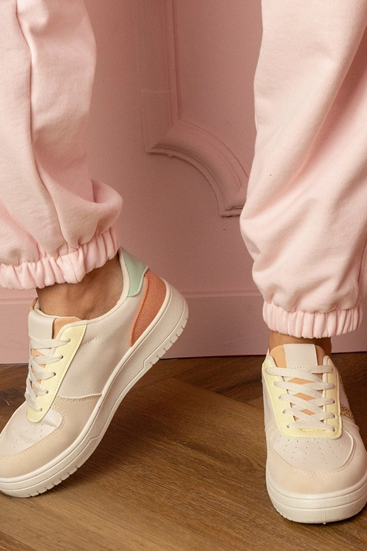 Smėlio spalvos moteriški sportiniai... Smėlio spalvos moteriški sportiniai...