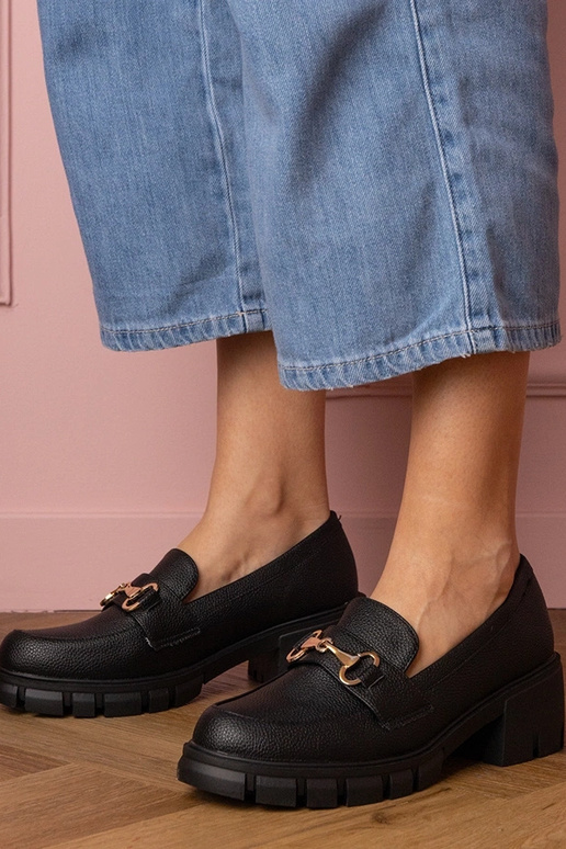 Juodi moteriški pusbačiai ant žemo... Juodi moteriški pusbačiai ant žemo...