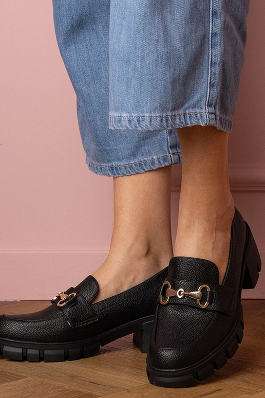 Juodi moteriški pusbačiai ant žemo... Juodi moteriški pusbačiai ant žemo...