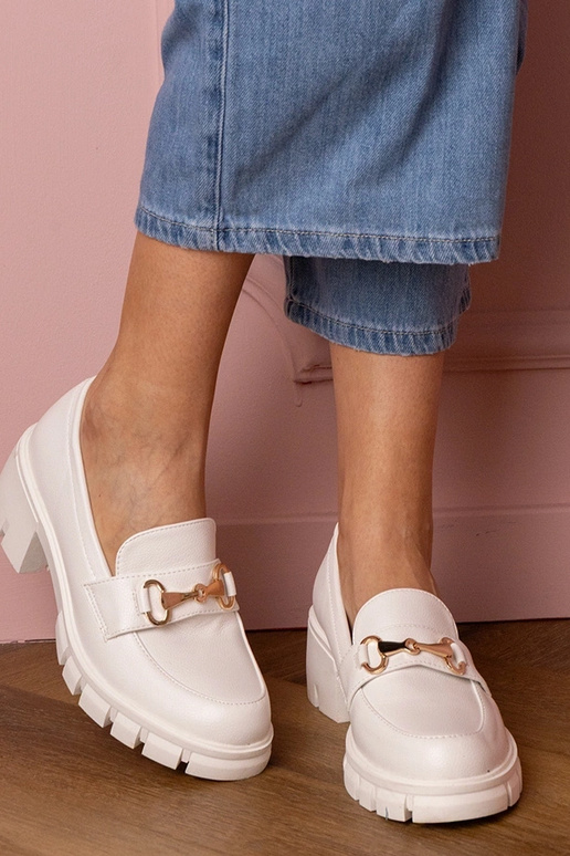 Balti moteriški pusbačiai ant žemo... Balti moteriški pusbačiai ant žemo...