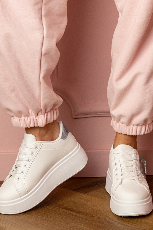 Balti moteriški sportbačiai su... Balti moteriški sportbačiai su...