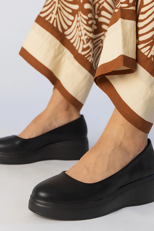 Juodi pusbačiai ant platformos su...