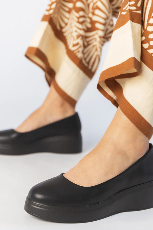 Juodi pusbačiai ant platformos su...